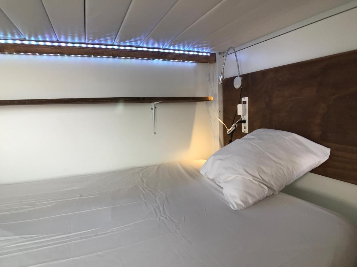Lit Simple dans Dortoir Mixte