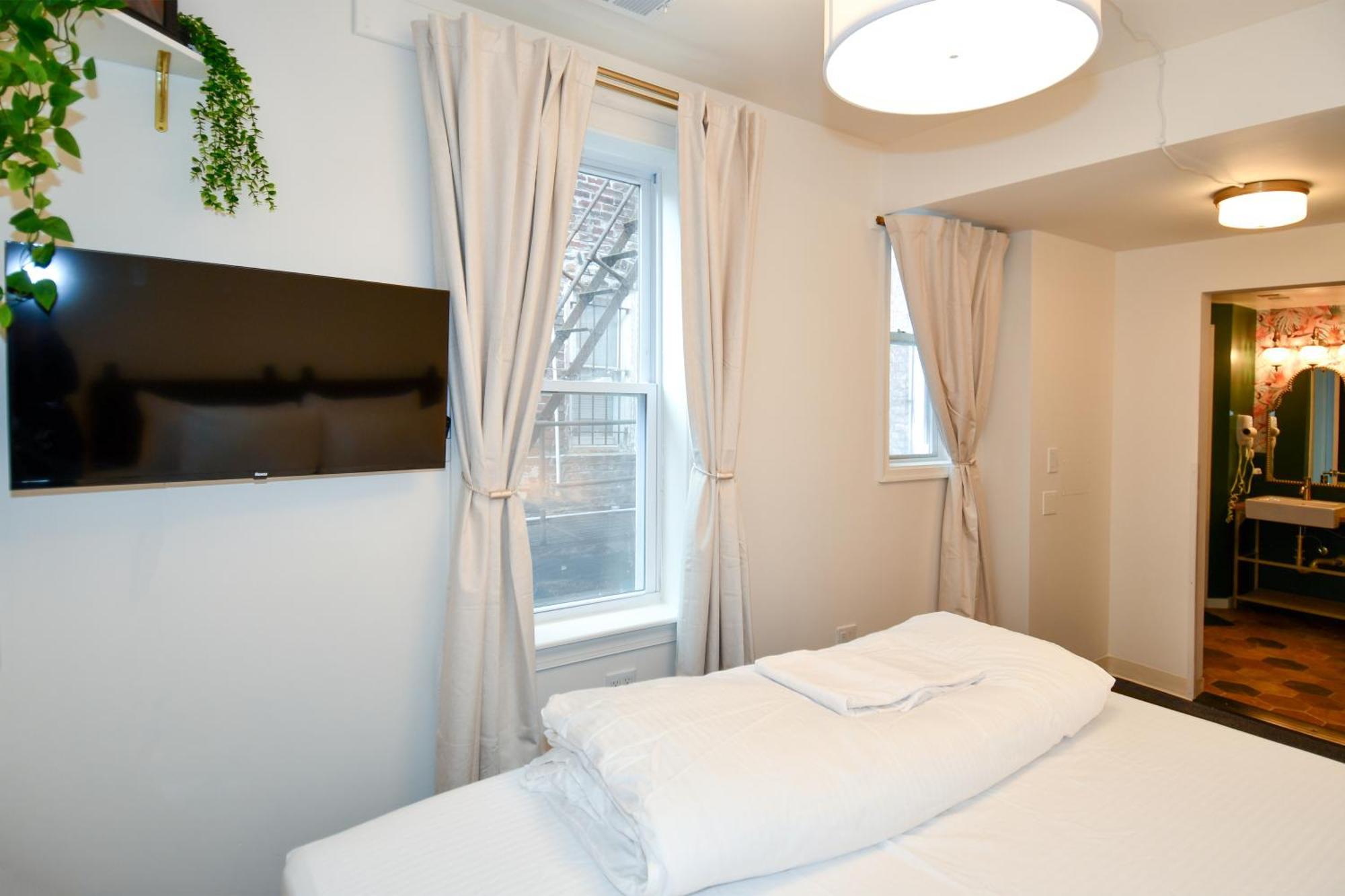 Cozy King Annex Building (Across the Street) - Limited View Sideyard Room