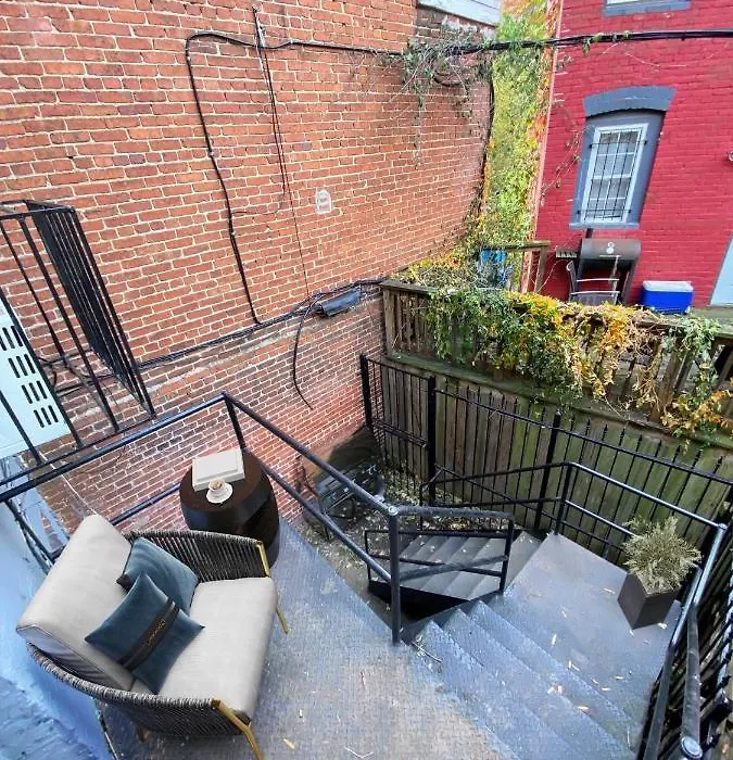 Spacious, Modern & Cozy ~ Capitol Hill ~ Queen Bed-1