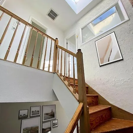 Spacious, Modern & Cozy ~ Capitol Hill ~ Queen Bed-2