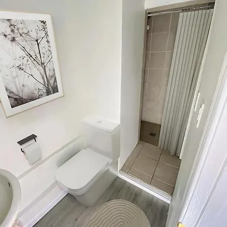 Spacious, Modern & Cozy ~ Capitol Hill ~ Queen Bed-3
